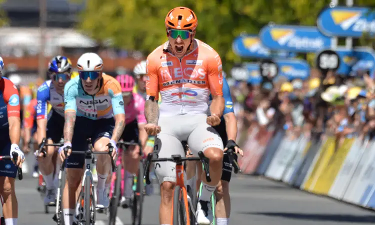 Welsford gana etapa 3 del Tour Down Under, Vine sigue líder