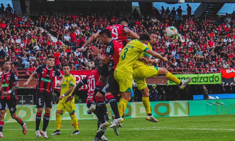Un muerto y cinco heridos en choques entre barras en Colombia