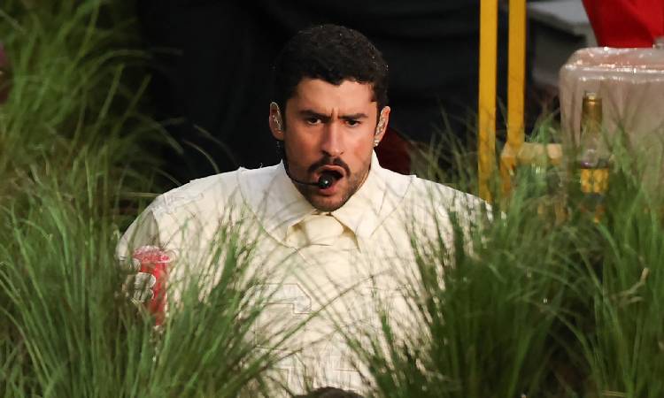 Bad Bunny le mete sazón, batería y reguetón al Super Bowl