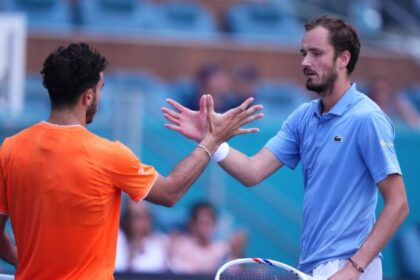 Cerúndolo vence a Medvedev y avanza a octavos de Miami 2026