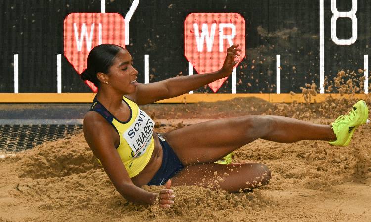 Natalia Linares logra el bronce mundial en salto de longitud