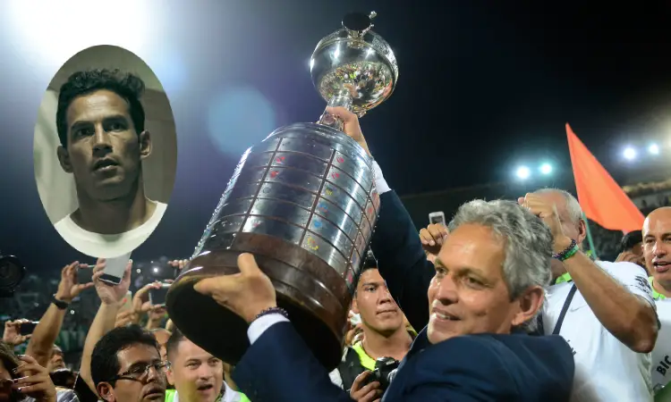 reinaldo-rueda-con-el-trofeo-de-copa-libertadores