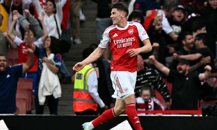 Arsenal golea 3-0 al Fulham y se distancia en seis puntos del City