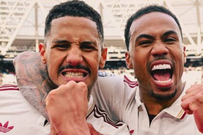 Arsenal sufrió, pero sigue vivo en la pelea por la Premier League