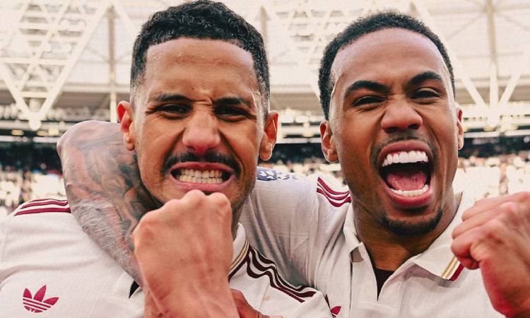 Arsenal sufrió, pero sigue vivo en la pelea por la Premier League