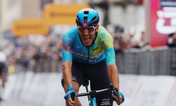 Ballerini se impone sobre adoquines mojados de Nápoles en la 6ª etapa del Giro