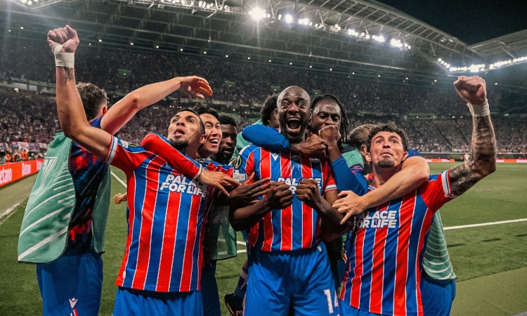 Daniel Muñoz sumó un nuevo título con Crystal Palace