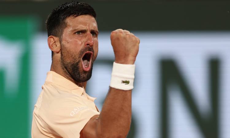 Djokovic cede un set pero avanza en su estreno en Roland Garros