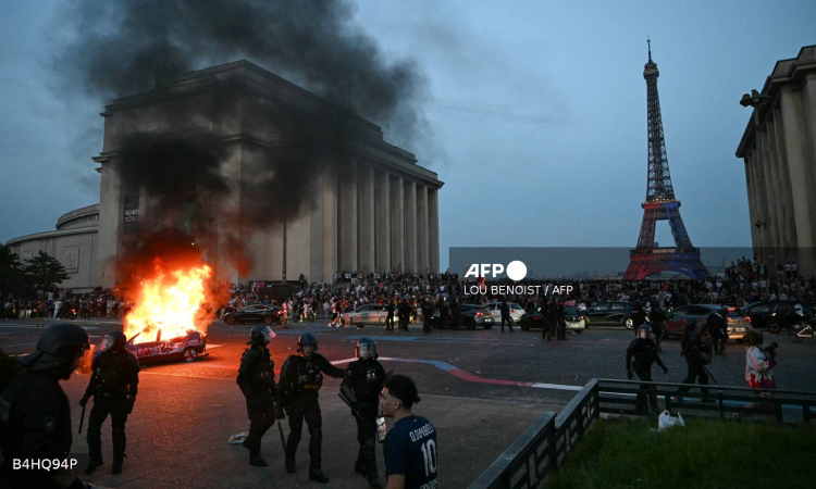 Entre euforia, disturbios y cientos de detenidos, París festeja su segunda Orejona