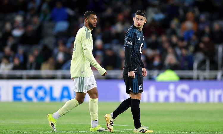 James juega su mejor partido con Minnesota y niega su retiro
