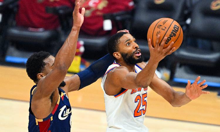 Los Knicks asaltan Cleveland y se acercaron a las Finales de NBA