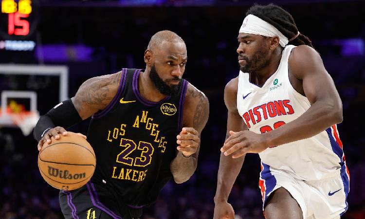 Lakers de LeBron elimina a Houston; milagrosos Pistons y Raptors