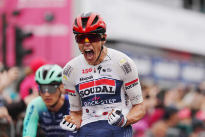 Paul Magnier se ve de rosa tras ganar la primera etapa del Giro de Italia