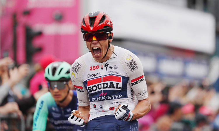 Paul Magnier se ve de rosa tras ganar la primera etapa del Giro de Italia