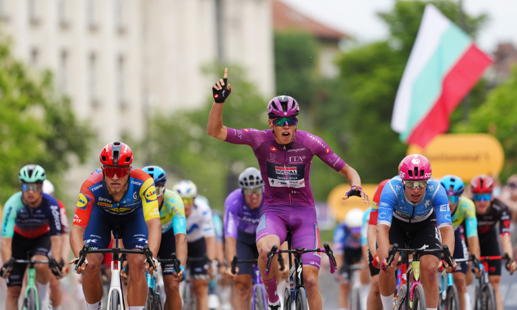 Thomas Silva sigue líder del Giro tras una tercera etapa ganada por Magnier
