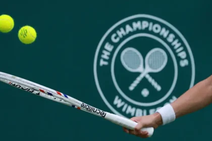 Iga Swiatek inicia la defensa de su título de Wimbledon con triunfo