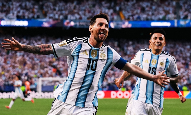 Messi marcó a Argelia un triplete