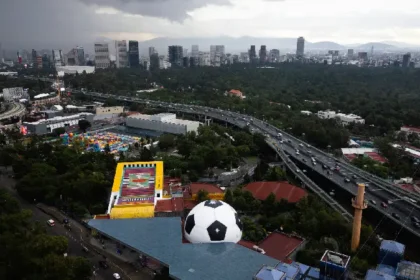México inaugura su tercer Mundial con Shakira y megaprotestas