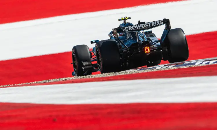 Russell doblega a los Ferrari para quedarse con la pole en Austria