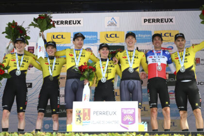 Visma gana el crono por equipos, Baudin sigue líder del Tour Aura