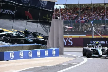 Antonelli da golpe doble en Silverstone: triunfo en esprint y pole