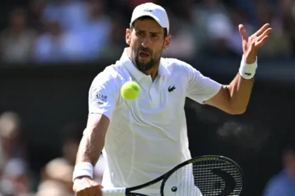 Djokovic pasa a cuartos en Wimbledon y supera récord de Federer