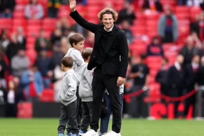 Uruguay negocia con Forlán para ser DT tras salida de Bielsa
