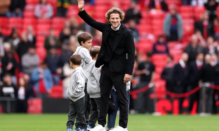 Uruguay negocia con Forlán para ser DT tras salida de Bielsa