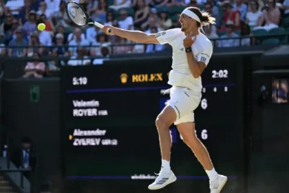 Zverev sigue adelante en Wimbledon 2026 tras victoria ante Royer